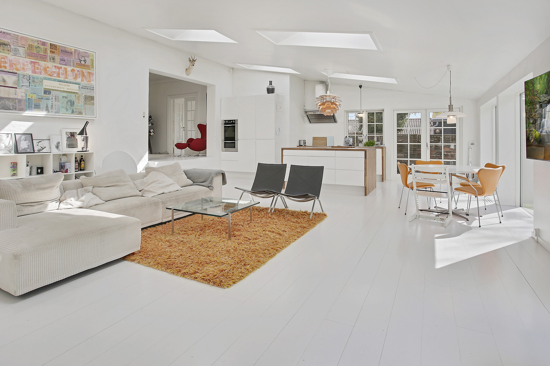 villa nordica danesa villa con sótano habitable suelos madera blanca Poul Henningsen Paul Kjaerholm diseño danés decoración escandinava decoración de diseño clásicos daneses blog decoracion interiores arne jacobsen 
