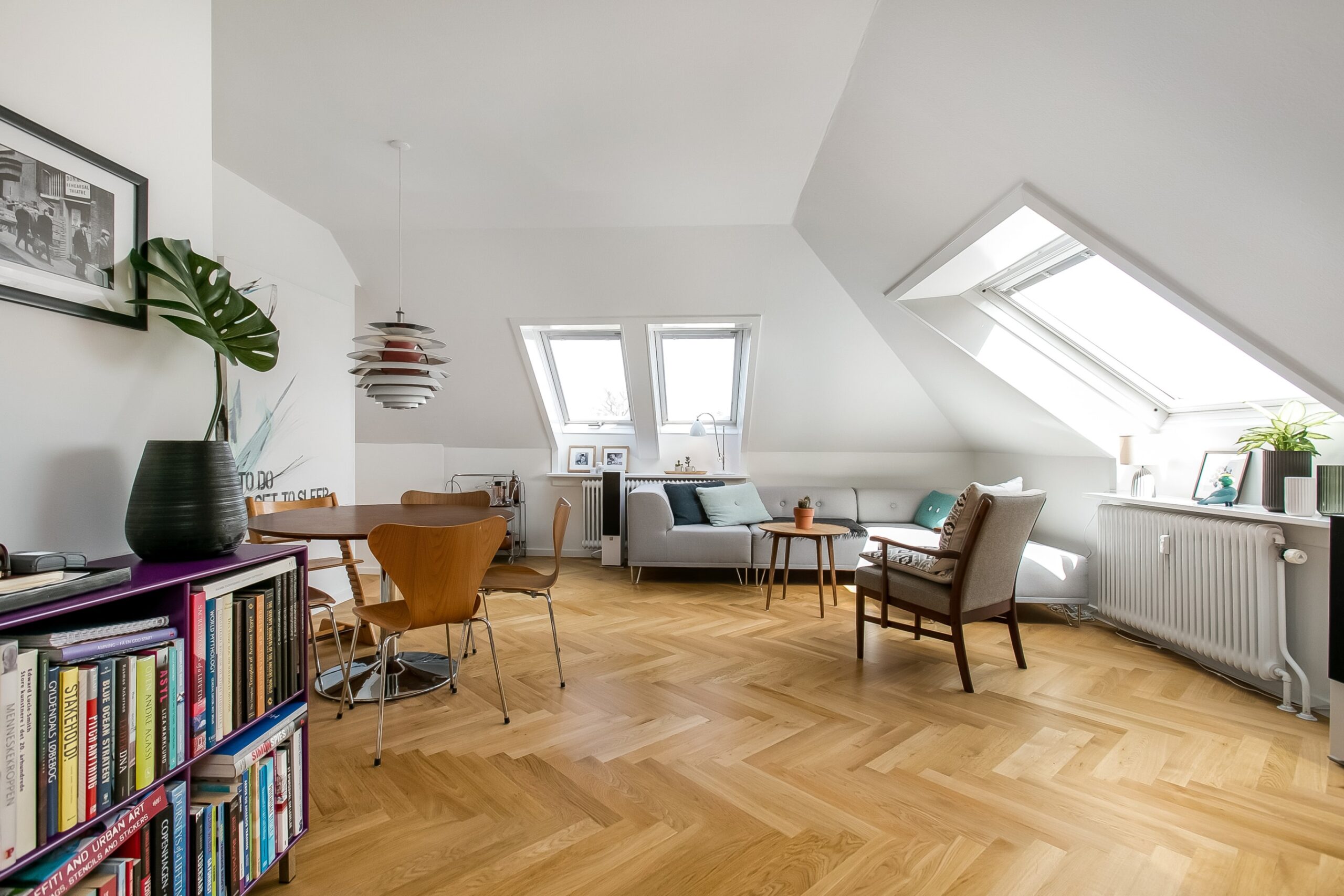 ventanas en el techo estilo nórdico diseño nórdico decoración pisos pequeños decoración áticos atico danés 