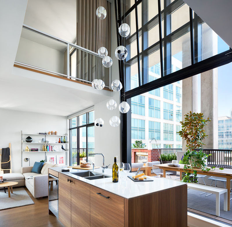 loft con terraza lámpara gubi estilo escandinavo eames lounche diseño interiores diseño exteriores decoración nórdica apartamento loft vancouver apartamento canadá 