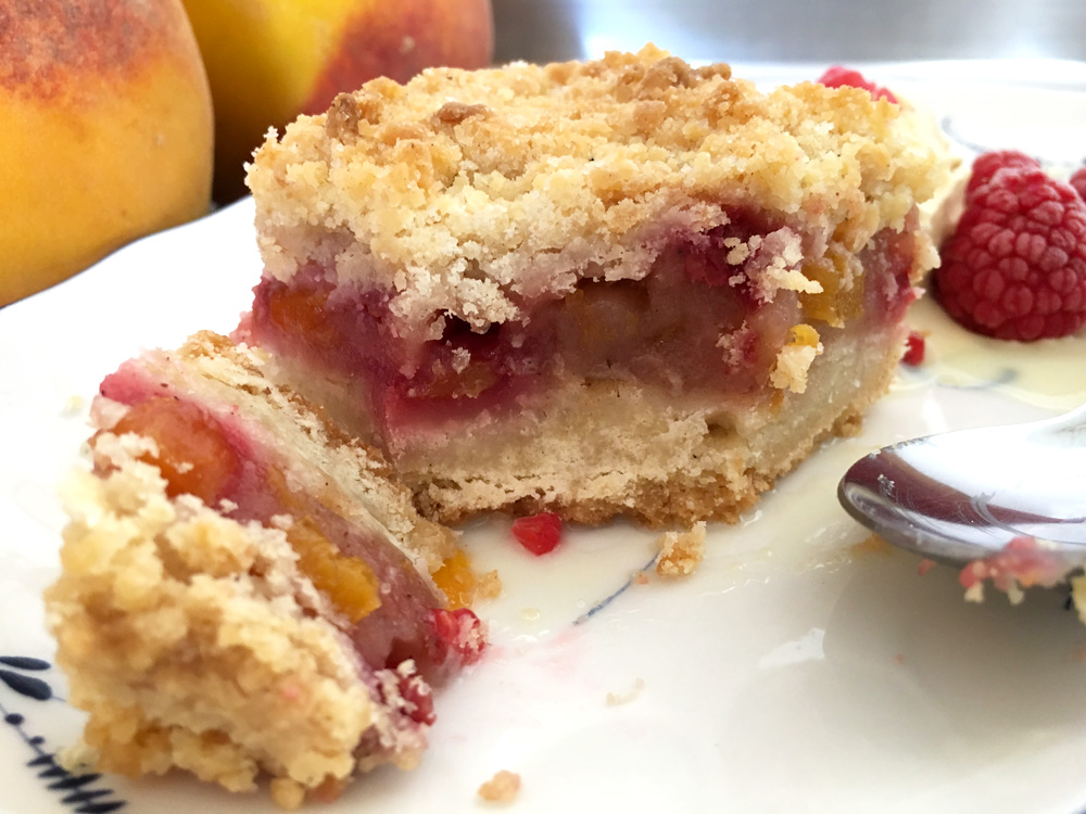 delikatissen tartas pies americanas tartas fáciles tartas de melocotón tartas con fruta tarta tipo crumble postres receta delikatissen peach raspberry crumb bars Barritas de melocotón y frambuesas 