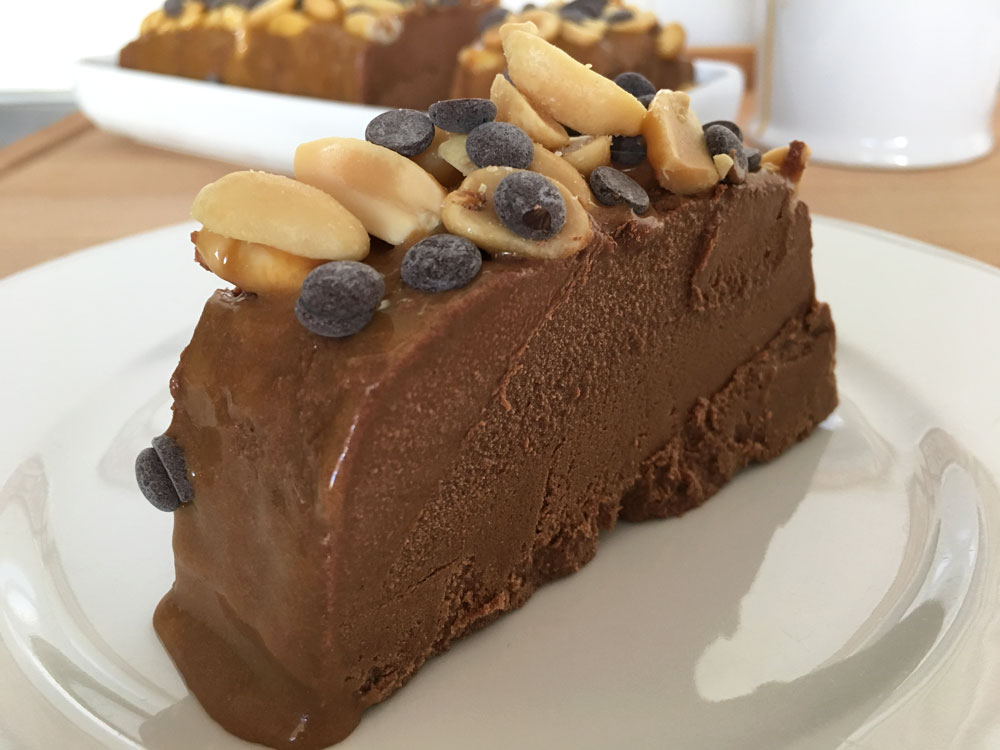 tarta helada casera semifrío snickers Semifrío de chocolate helado de chocolate con cacahuetes y caramelo helado casero caramelo casero 