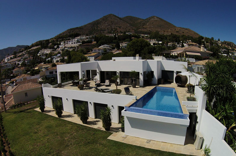 venta casas benalmadena infinity pool estilo nórdico costa del sol estilo escandinavo casas de vacaciones casas de diseño casas danesas españa casa con piscina 