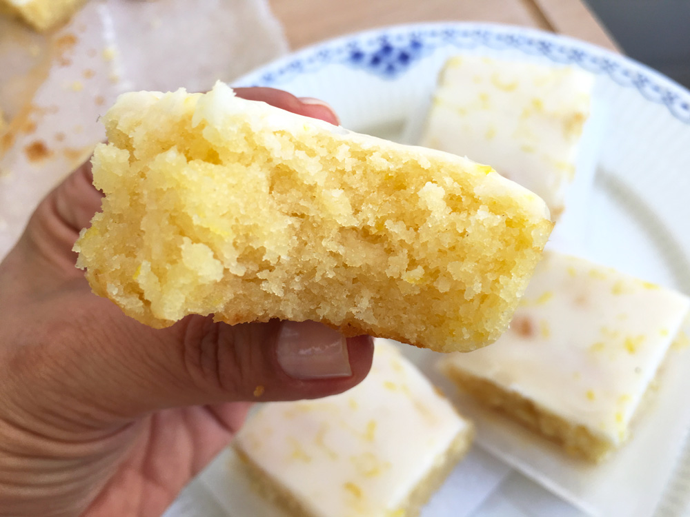 recetas delikatissen postres rápidos postres fáciles lemon brownie glaseado de limón Brownie de limón bizcochos caseros bizcocho de limón 