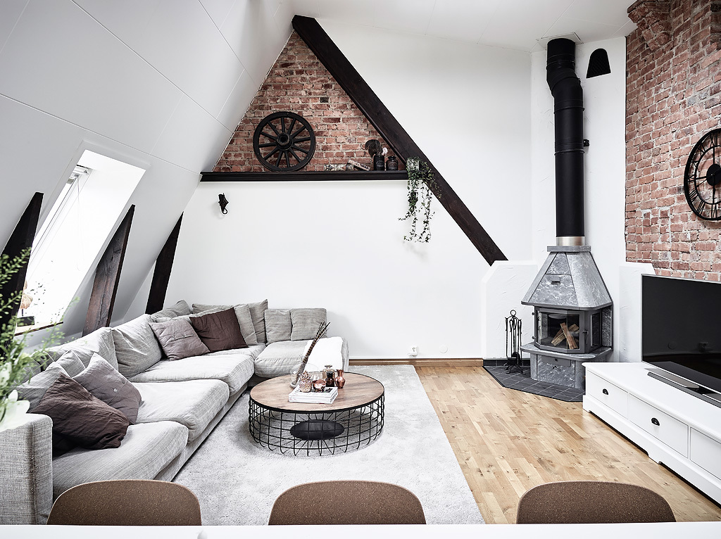 vigas en el techo salon chimenea ladrillo visto estufa de leña estilo nórdico decoración terrazas decoración áticos cenas en la terraza atico escandinavo 