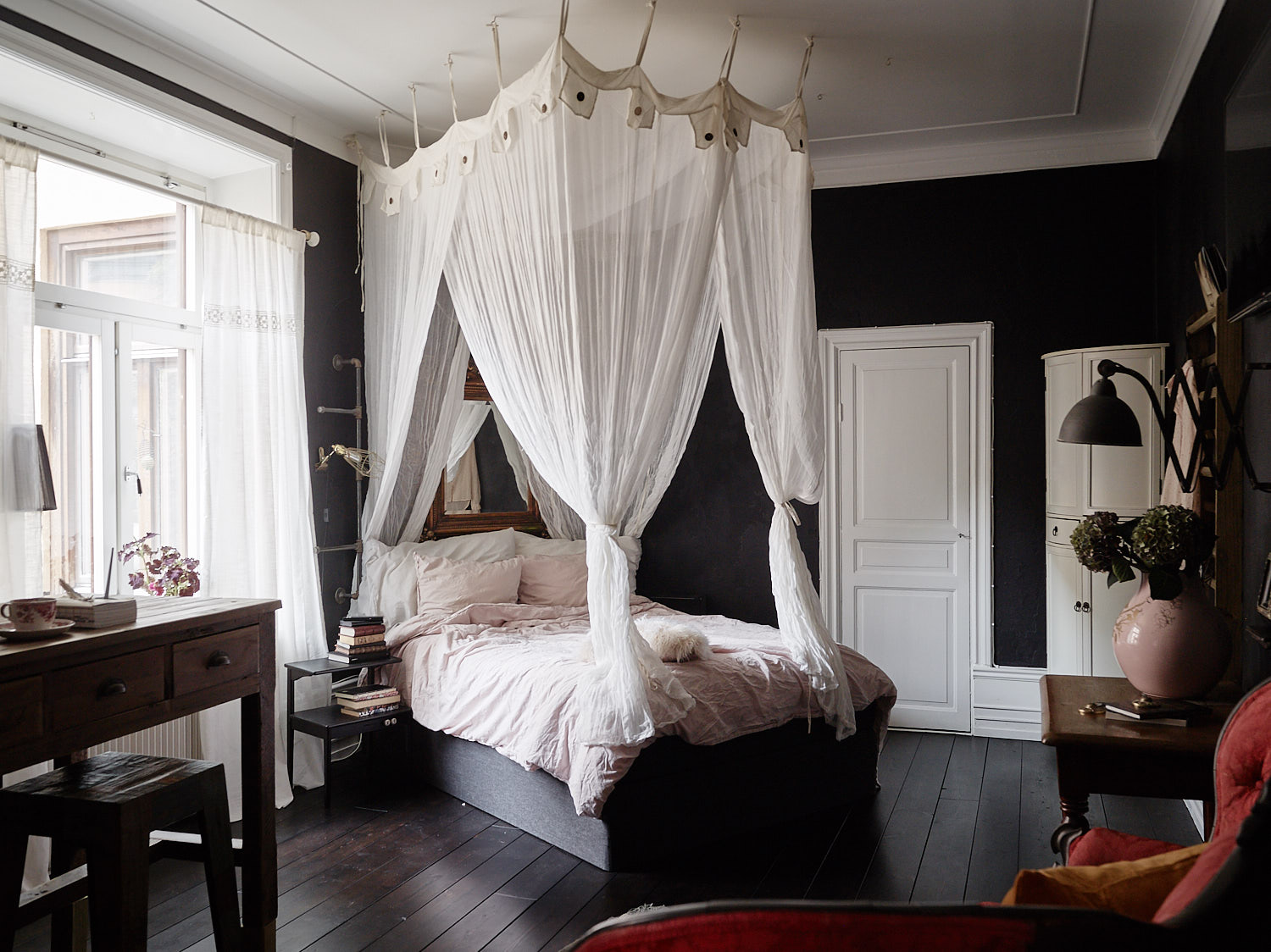 pisos suecos paredes negras estilo nórdico diseño interiores decoración pisos pequeños decoración nórdica decoración negro decoración interiores decoración estudio 