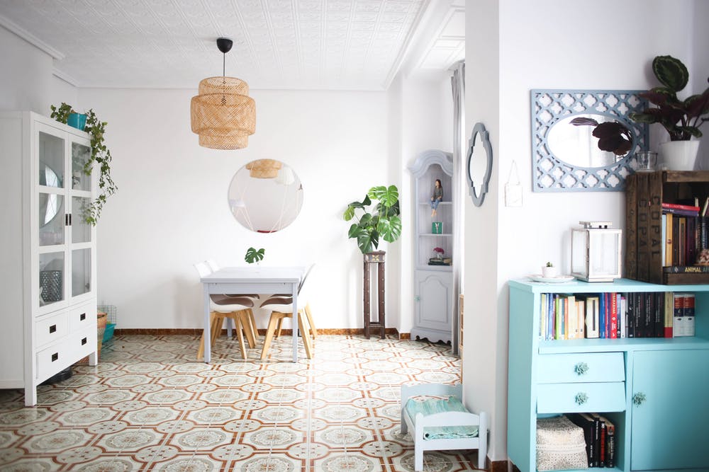puertas blancas piso valencia Molduras en el techo estilo nórdico estilo mediterráneo estilo boho diseño interiores decoración interiores baldosa hidraulica 