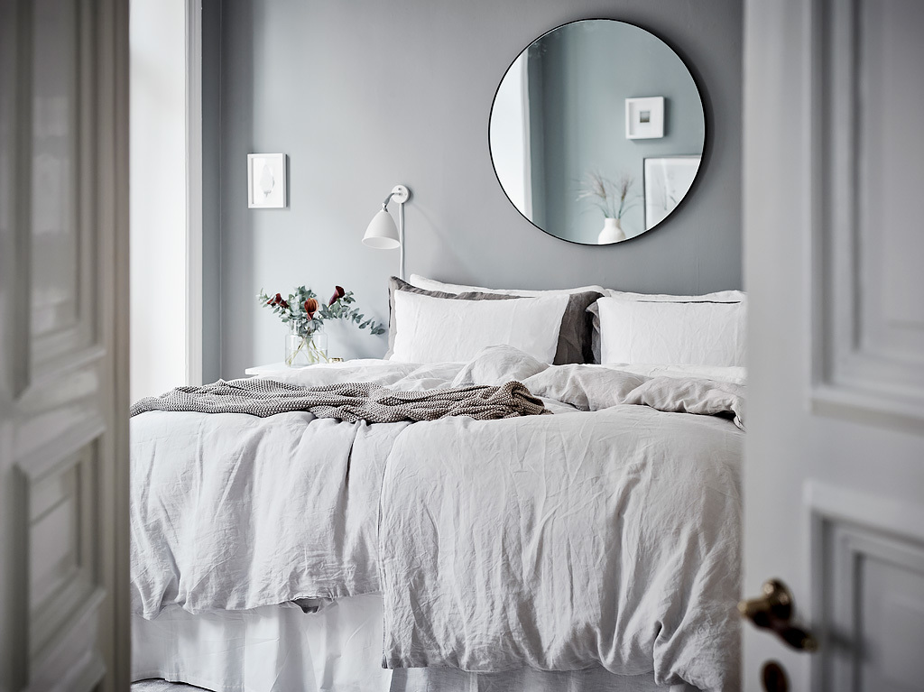 sillas Ton 30 estilo nórdico estantería string dormitorio relajante dormitorio nórdico dormitorio fresco y cálido decoración pisos pequeños decoración interiores decoración dormitorio 