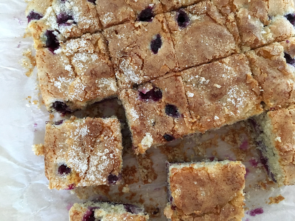 recetas delikatissen Recetas Americanas postres arándanos Buttermilk blueberry cake bizochos caseros bizcochos ligeros esponjosos bizcochos con frutas bizcocho de arándanos 