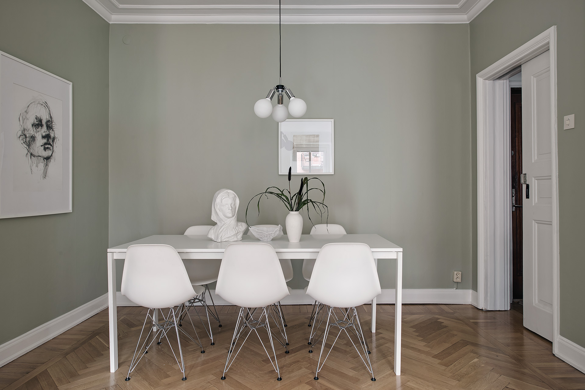 sillas eames dsr puertas correderas muebles de diseño mesa comedor ikea decoración interiores decoración comedor Comedor sobrio y elegante comedor nórdico comedor escandinavo 