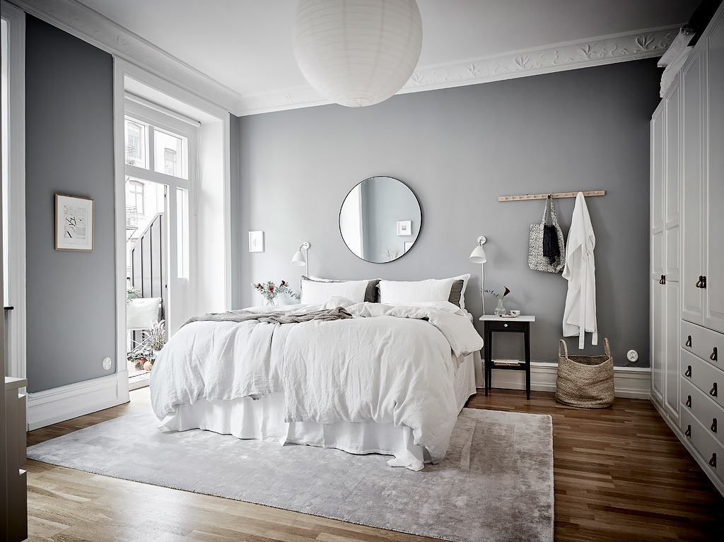 Dormitorio fresco y acogedor en grises.
