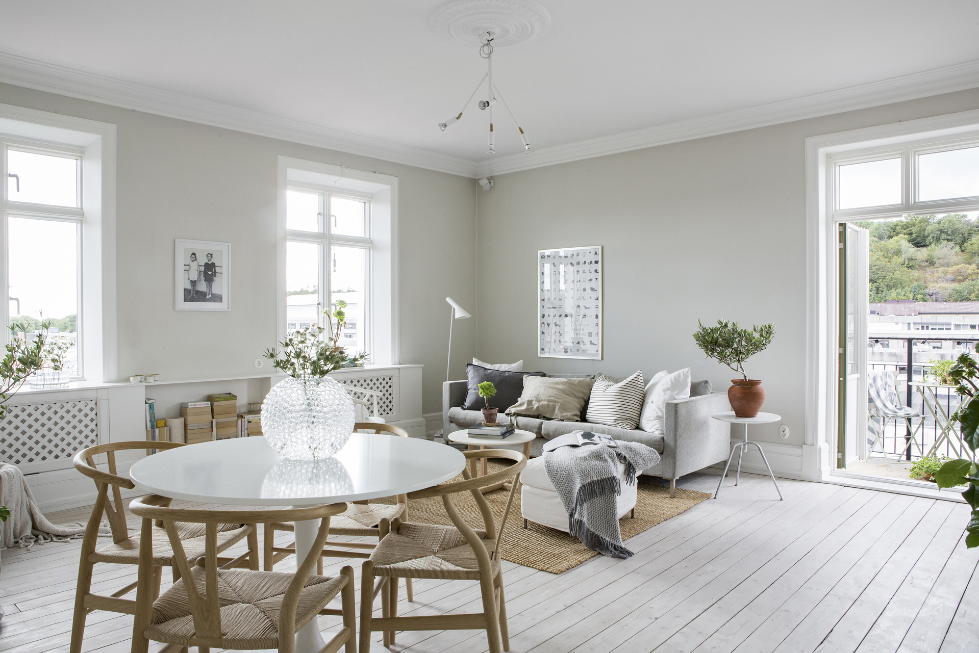 delikatissen piso sueco estilo nórdico decoración pisos pequeños decoración neutros decoración escandinava decoración en blanco decoración áticos Ático nórdico en blancos y neutros 