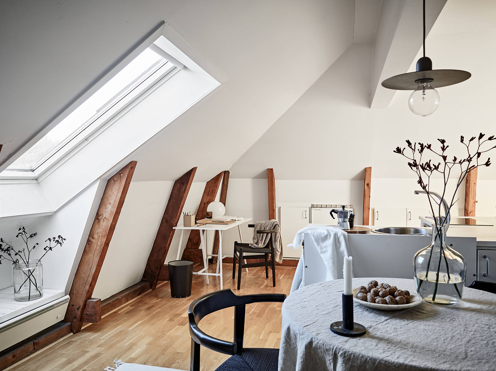 mini estudio mini ático estilo nórdico distribución diáfana decoración interiores decoración espacios pequeños cocina abierta aticos nordicos 