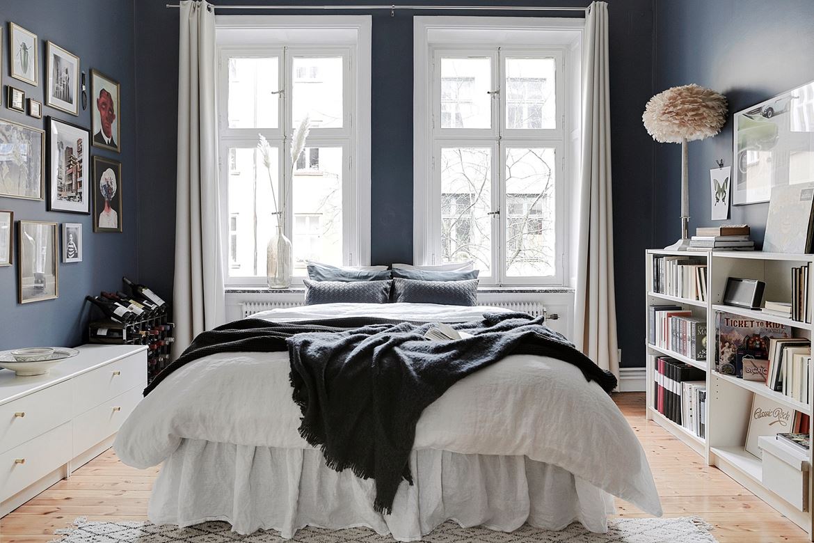 delikatissen estilo nórdico dormitorio nórdico dormitorio escandinavo dormitorio azul decoracion dormitorios decoración blanco y azul cama bajo la ventana 