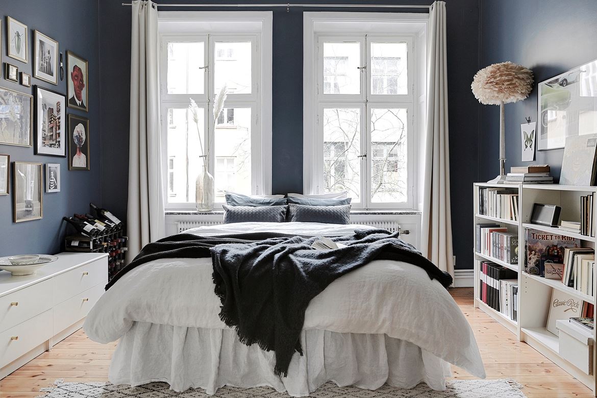 estilo nórdico dormitorio nórdico dormitorio escandinavo dormitorio azul decoracion dormitorios decoración blanco y azul cama bajo la ventana 