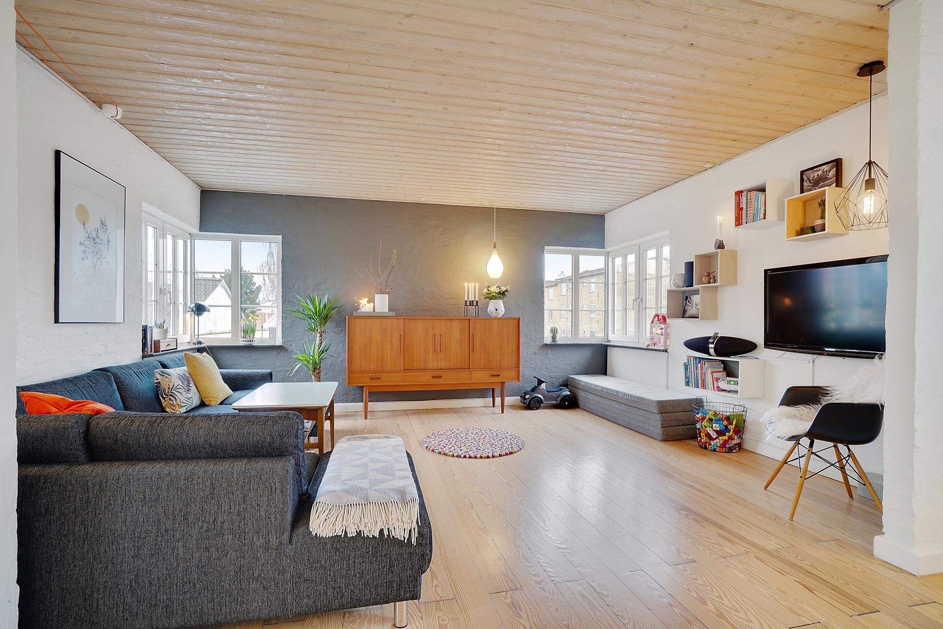 estilo escandinavo eames chair distribución abierta diseño interiores decoración sótano decoración nórdica comoda danesa casa danesa dos pisos casa con sótano 