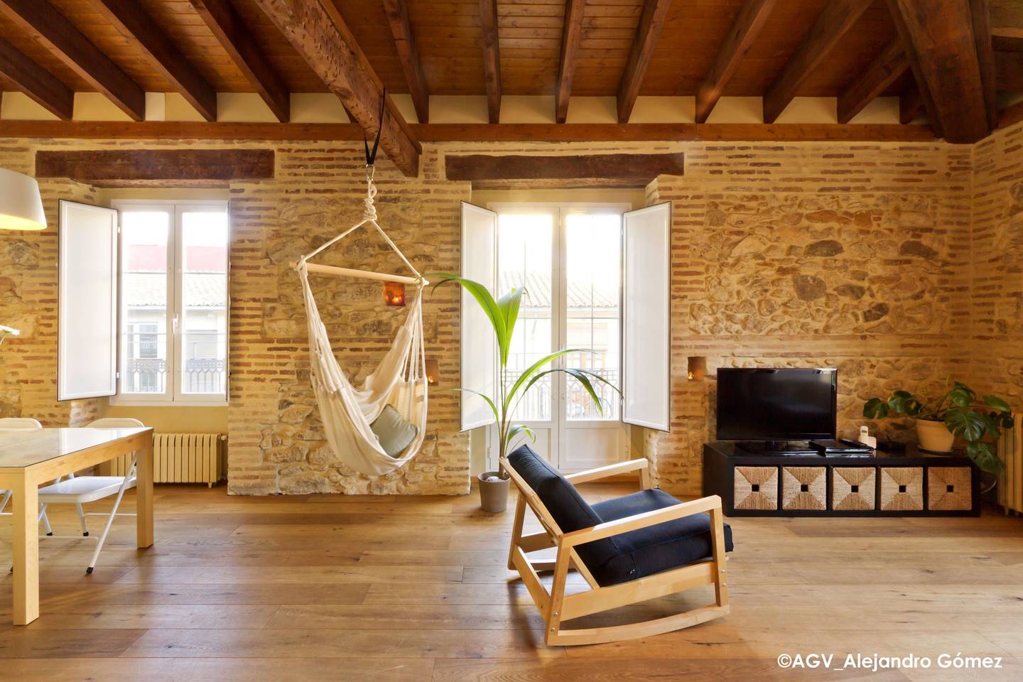 suelo de madera piso vacaciones valencia paredes de piedra y ladrillo open concent estilo nórdico estilo escandinavo decoración buhardilla decoración atico cocina abierta airbnb 