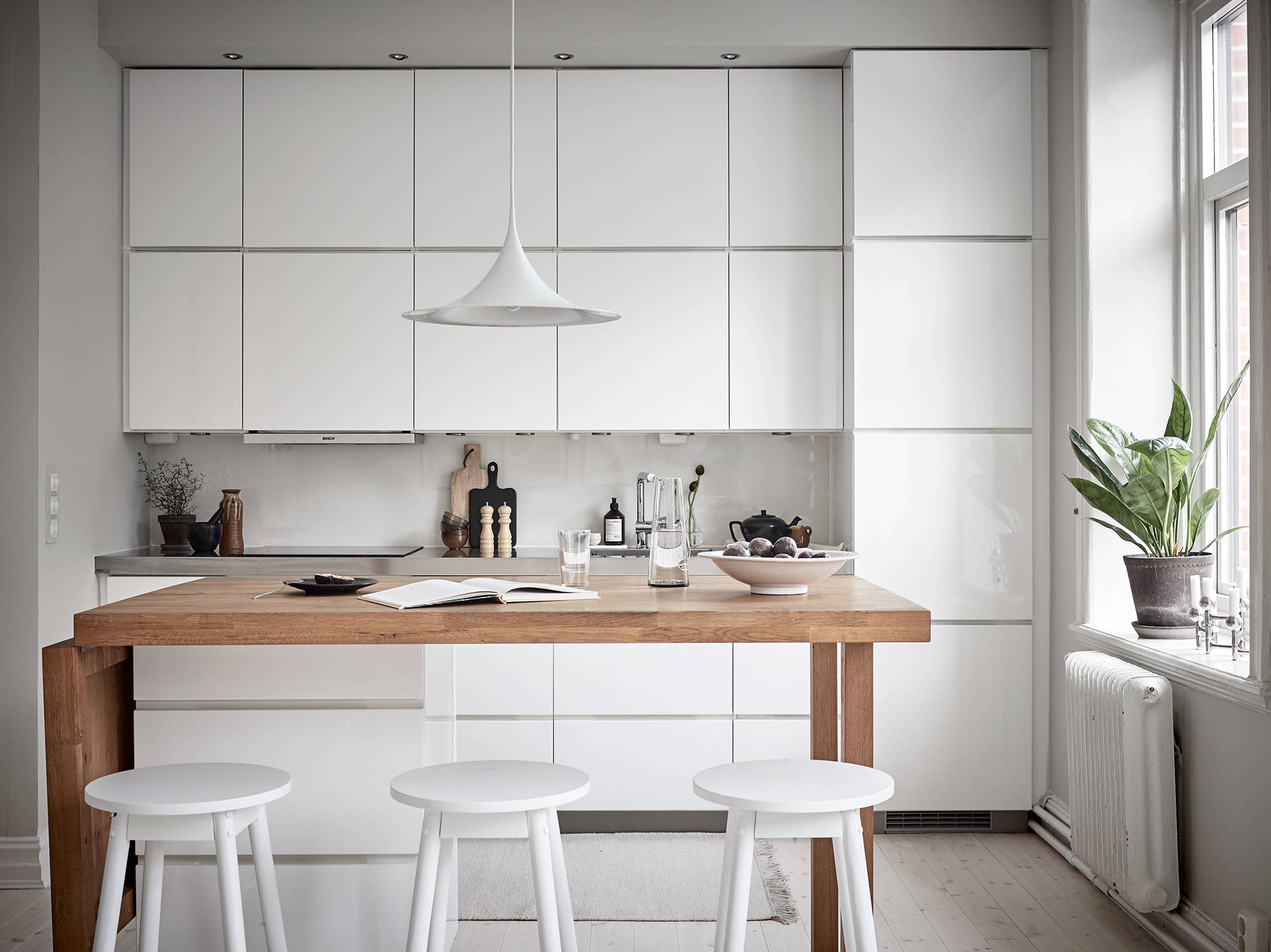 white kitchen semi gubi lamp scandinavian kitchen mesa maciza isla de cocina portátil gubi lamp danish design cocina nórdica cocina con isla cocina blanca cajonera cocina 