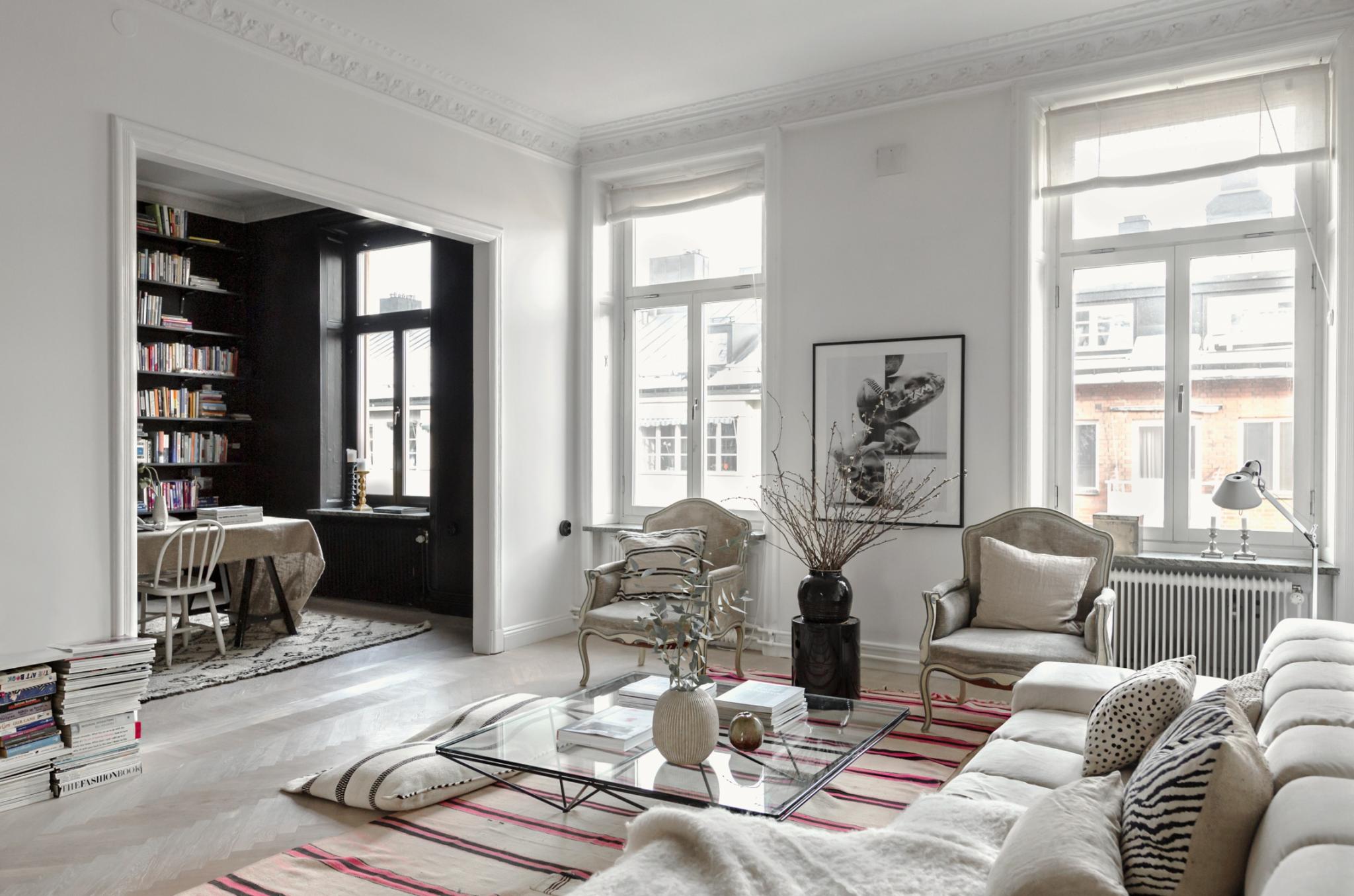sofa blanco salón blanco piso nórdico pintar comedor negro paredes negras estilo escandinavo decoración salones decoración nórdica decoración comedores comedor negro 