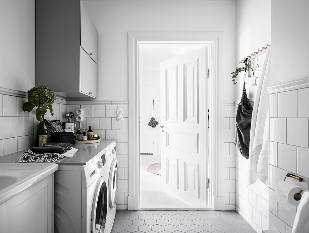 delikatissen lavadora en el cuarto de baño estilo escandinavo decoración nórdica cuarto de baño nórdico cuarto de baño estilo nórdico cuarto de baño blanco baño de estilo nórdico 