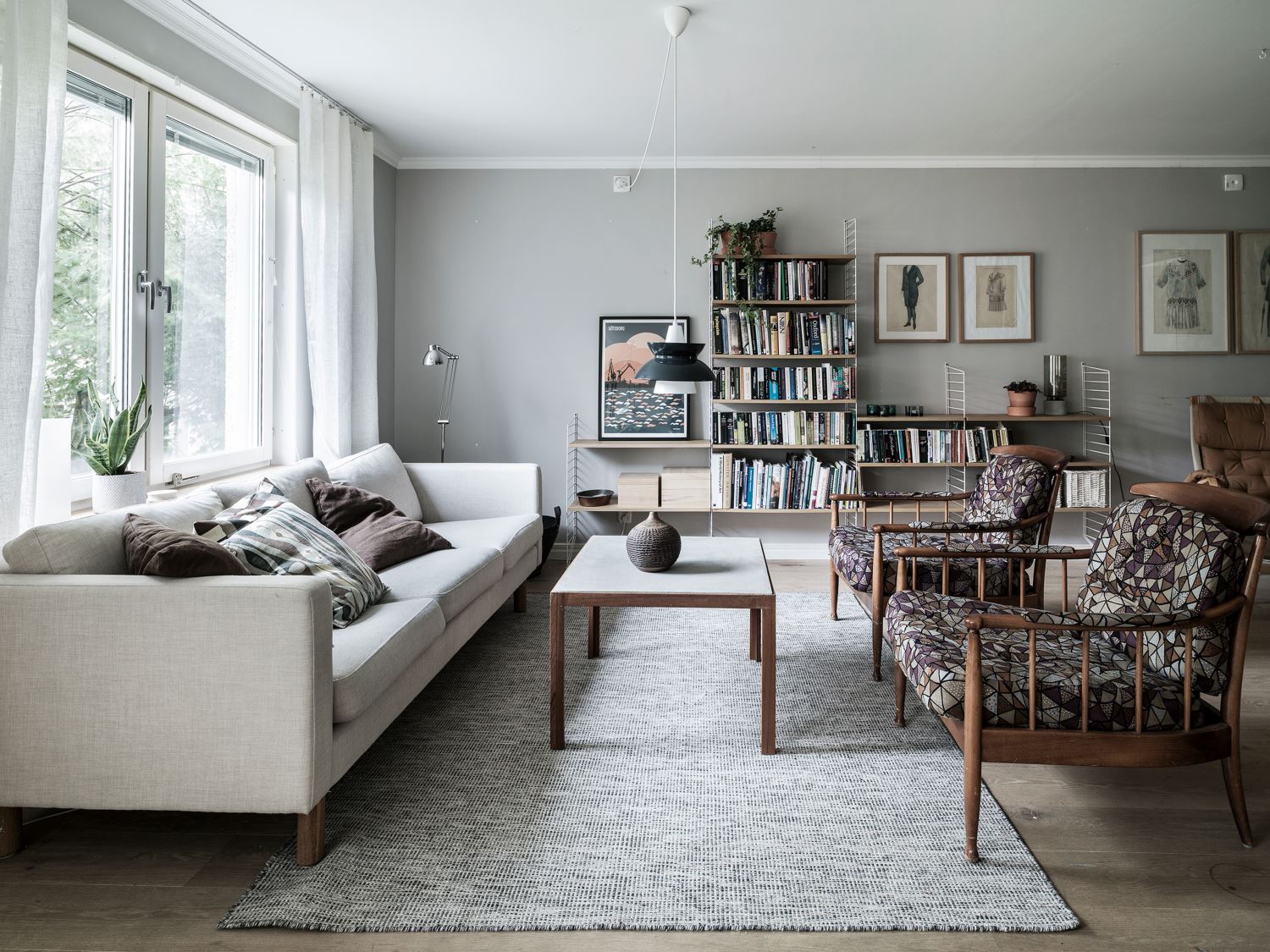 sofás tendencias sofas nordicos sillones tendencias estampados Salón nórdico con sofá liso y sillones estampados piso nordico decoración decoración sala estar nórdica 