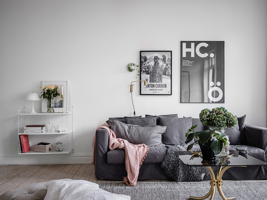 sofa gris tela piso sueco estilo escandinavo Estantería String Pocket decoración nórdica chimenea sueca 