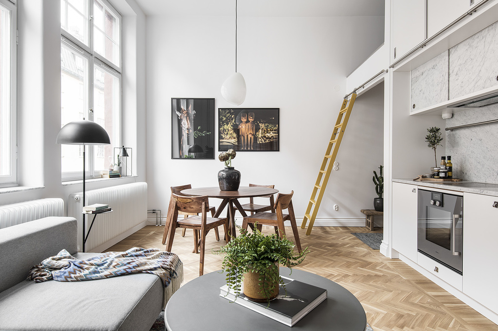 pisos pequeños decoración piso pequeño sueco grandes ventanales estilo nórdico estilismo de interiores distribución minipisos cama nicho 