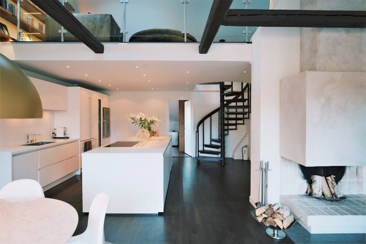 vigas en el techo suelos de madera oscura electrodomésticos gaggenau cocina comprex chimenea estilo sueco biblioteca en casa baño en suite armario empotrado 
