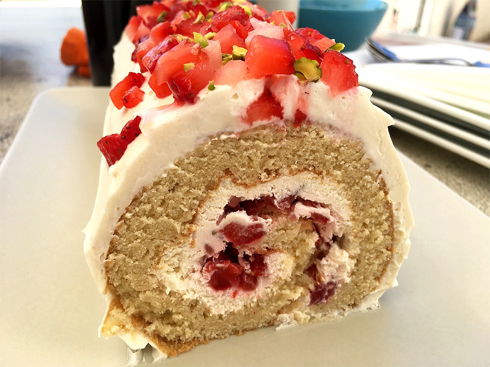 tarta facil tarta de fresas tarta casera fresas Strawberries and vanilla roll cake postres recetas delikatissen postres con frutas postres con fresa crema relleno tarta crema relleno fácil vainilla Brazo de fresas y vainilla 