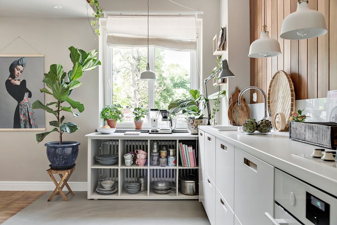piso sueco pared de cristal estilo nórdico con plantas decoración recargada decoración pisos pequeños decoración escandinava 