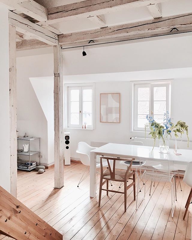 delikatissen vigas en el techo suelo de cemento pilares de madera muebles de diseño estilo minimalista estilo minimal nórdico decoración texturas decoración en blanco 