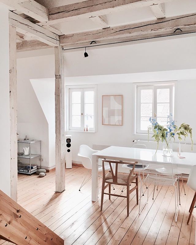 vigas en el techo suelo de cemento pilares de madera muebles de diseño estilo minimalista estilo minimal nórdico decoración texturas decoración en blanco 