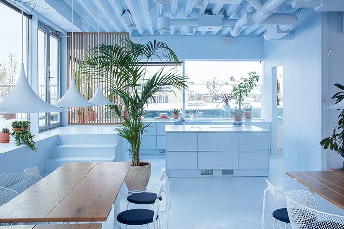 oficinas de Bakken y Bæck líneas escandinavas Futurismo y líneas escandinavas estilo escandinavo espacios nórdicos monocromáticos diseño puesto trabajo diseño oficinas diseño locales comerciales decoración oficinas 