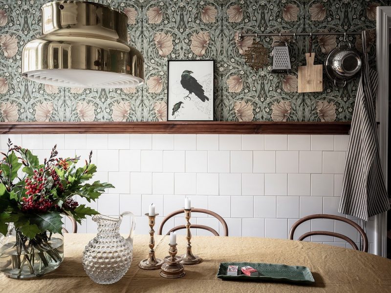 Papel pintado con motivos florales en la cocina y el dormitorio