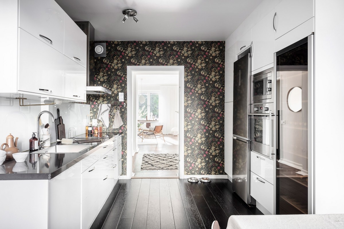 delikatissen wallpaper suelo negro en la cocina suelo de madera en la cocina scandinavian kitchen papel pared floral papel de pared en la cocina estilo escandinavo estilo bohemio cocina original cocina nórdica 