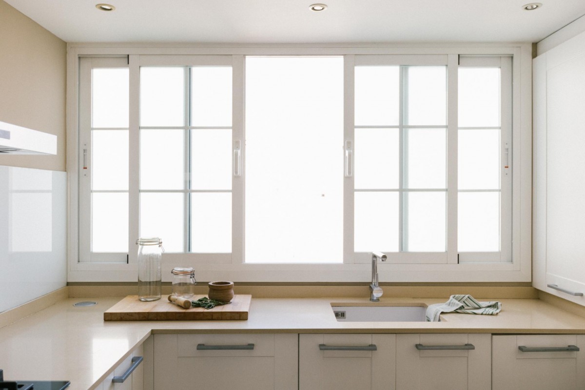 estilo nórdico colores claros decoración mediterránea decoración ligera decoración áticos cocina luminosa cocina con barra de desayunos atico palma atico luminoso 