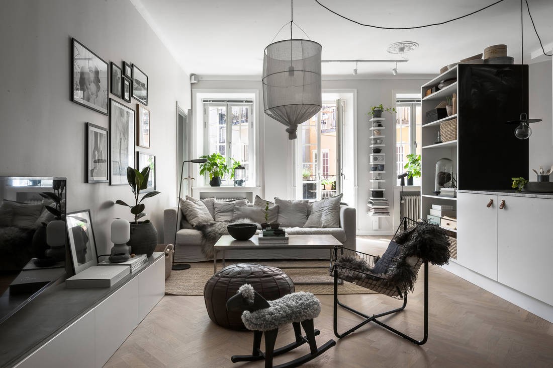 textiles hogar piso sueco pequeño paredes grises madera natural decoración estilo escandinavo decoración nordica cálida decoración en color gris 