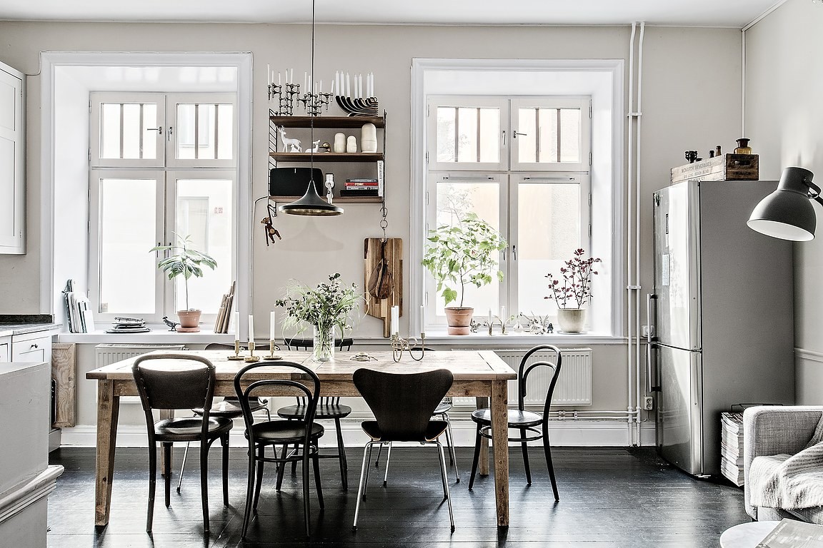 sillas de diseño silla 7 de Arne Jacobsen muebles de diseño estilo escandinavo decoración eclética decoración comedores comedor sillas distintas Comedor con sillas desparejadas cocina abierta 