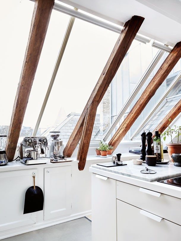 vigas de madera ventanas en el tejado panorámicas ventanales en el tejado techo atico vigas madera revestimientos tejados diseño interiores decoración escandinava atico diseño 