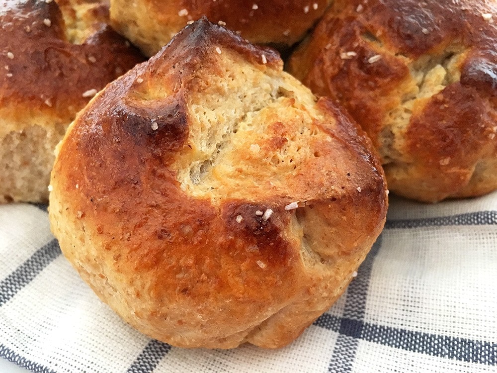 delikatissen receta fácil pan receta de bollos de pan panecillos merienda caseros Panecillos integrales con mantequilla y sal marina pan casero fácil pan casero medias noches caseras bollos salados 