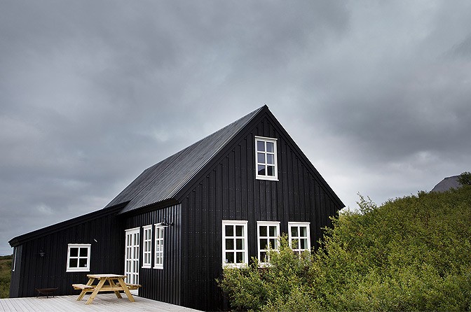 casa negra madera casa de vacaciones Casa de madera alquiler vacaciones reikiavik alquiler vacaciones islandia alquiler casas islandia 