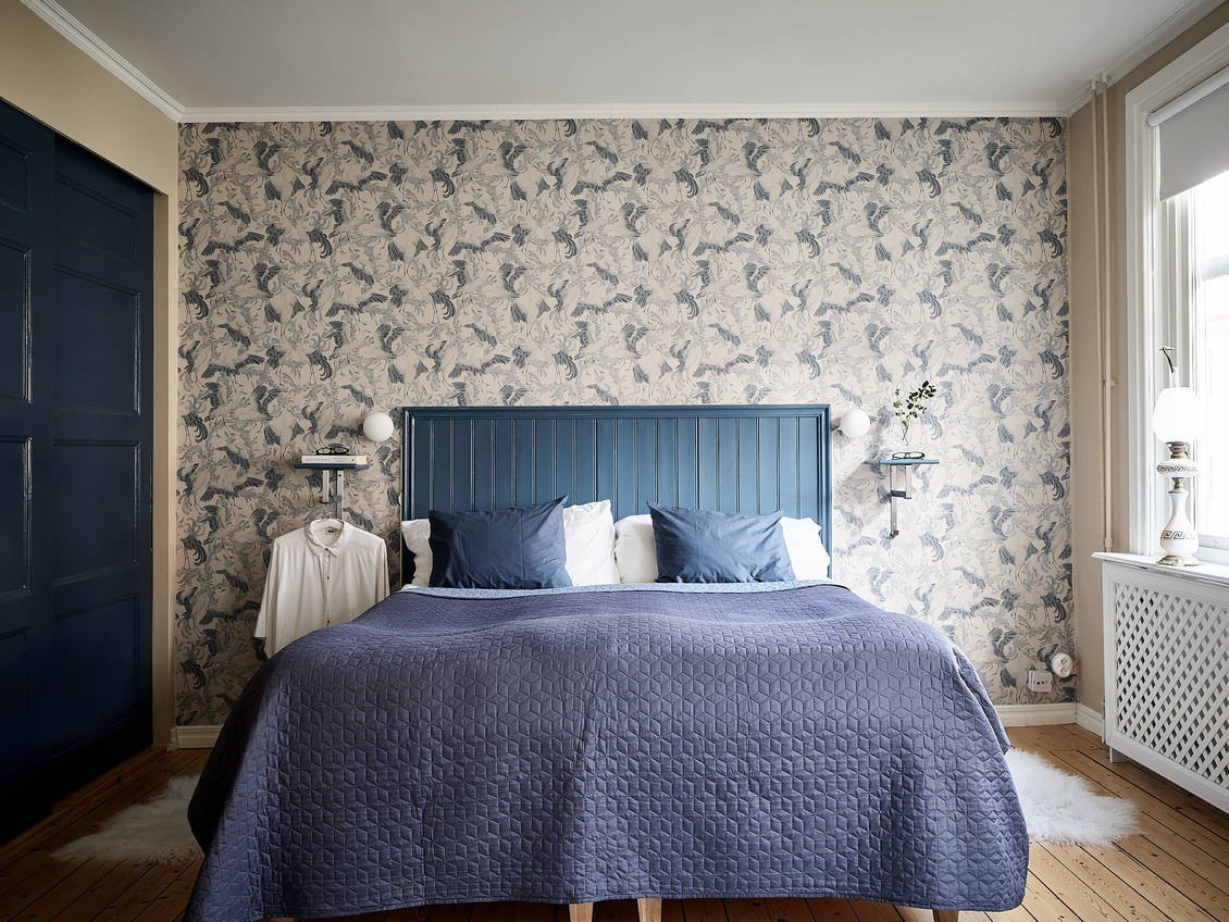 vivienda antigua pisos viejos pisos de segunda mano papel pintado floral muebles azules decorar dormitorios decoración dormitorio papel de pared 