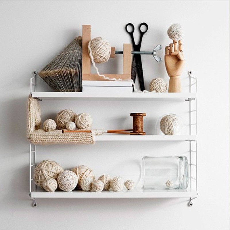 tiendas diseño complementos hogar sweedish design scandinavian interiors scandinavian design estanterías modulos metal madera Estantería String Pocket diseño sueco diseño nórdico design shelves decoración interiores compras online diseño nordico 