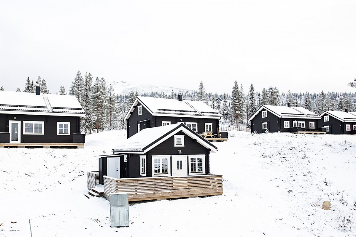 esquí en suecia casita pequeña distribución casita de madera negra casas negras casas de madera cabaña sueca esqui cabaña de madera 