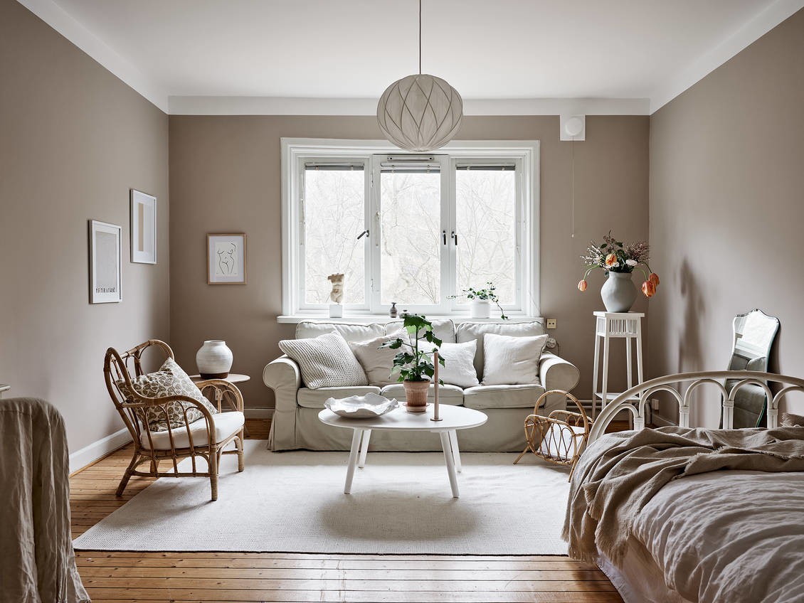 small apartment scandinavian studient apartment pisos pequeños 1 persona pisos para estudiantes pequeñas viviendas nordic small apartment little apartment decoración marrón brown walls decor 