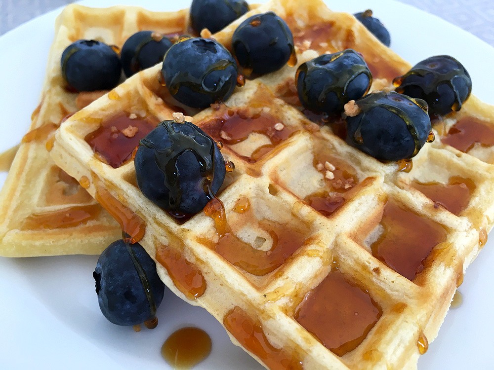 waffles waffle sandwich snack waffle sirope de arce maple syrup guarnición gofres gofres desayuno americano complemento waffles classic waffles with syrup brunch americano blueberries american waffles american breakfast 