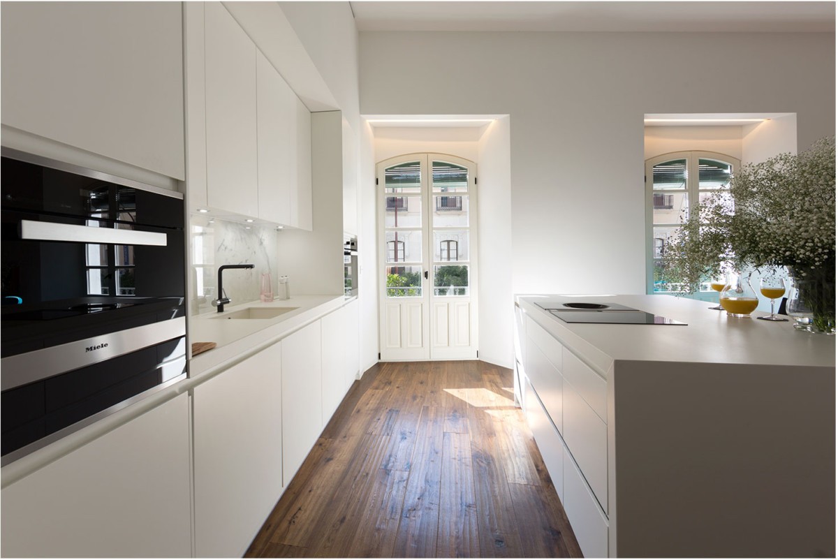 white minimal kitchen spanish reno decor seville decor renovación sevilla reno decor sevilla reformar piso antiguo sevilla reforma sevilla open kitchen open concept obras en casa sevilla interior design cocina blanca minimal cocina abierta apartamento sevilla 