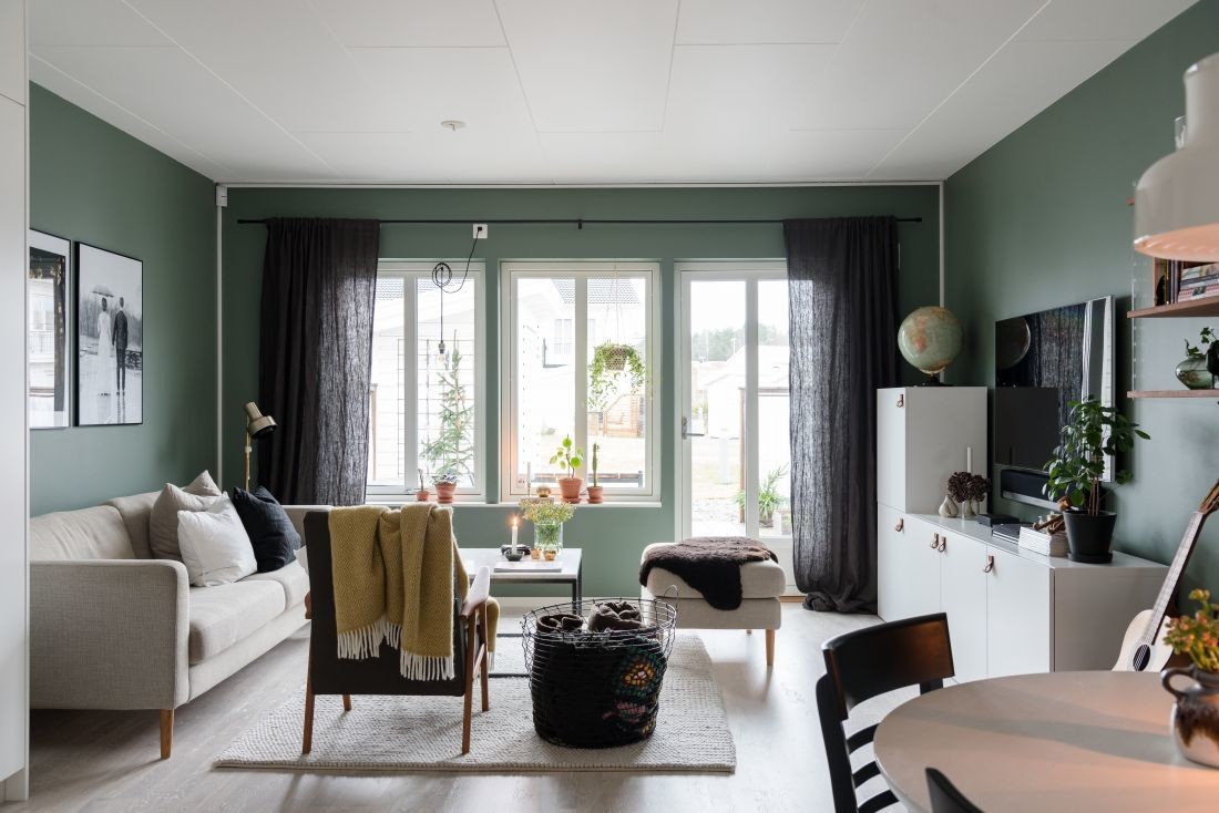 scandinavian interiors scandi living scandi decor salon paredes open kitchen green walls Green decor green and white decor elegant scandi decor decoración nórdica verde decoración elegante decoración de salones cocina abierta 