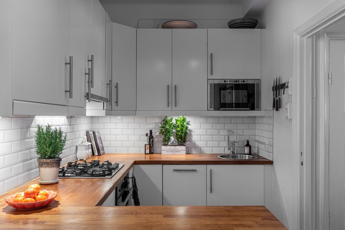 delikatissen small kitchen small apartment scandinavian studient apartment pisos pequeños 1 persona pisos para foodies pisos para estudiantes pequeñas viviendas pared de ladrillo open kitchen nordic small apartment little apartment cocina pequeña abierta cocina pequeña brick walls decor 