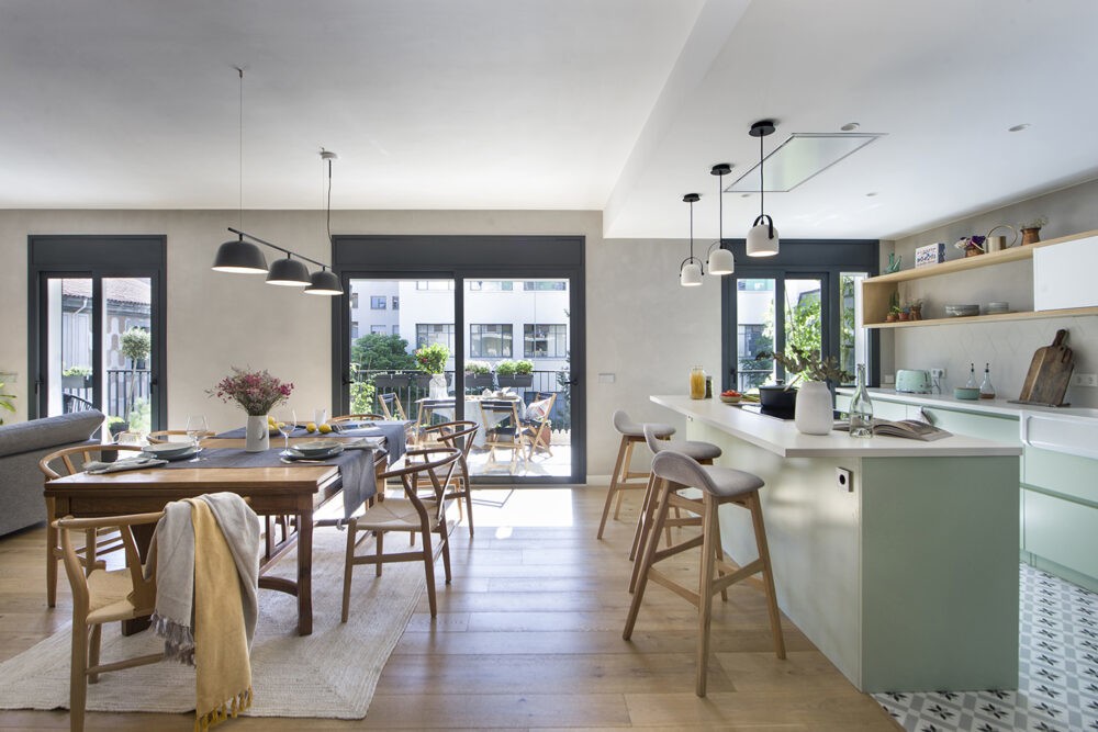 Muebles a medida, calidez, luminosidad y pinceladas de color en un piso en Girona