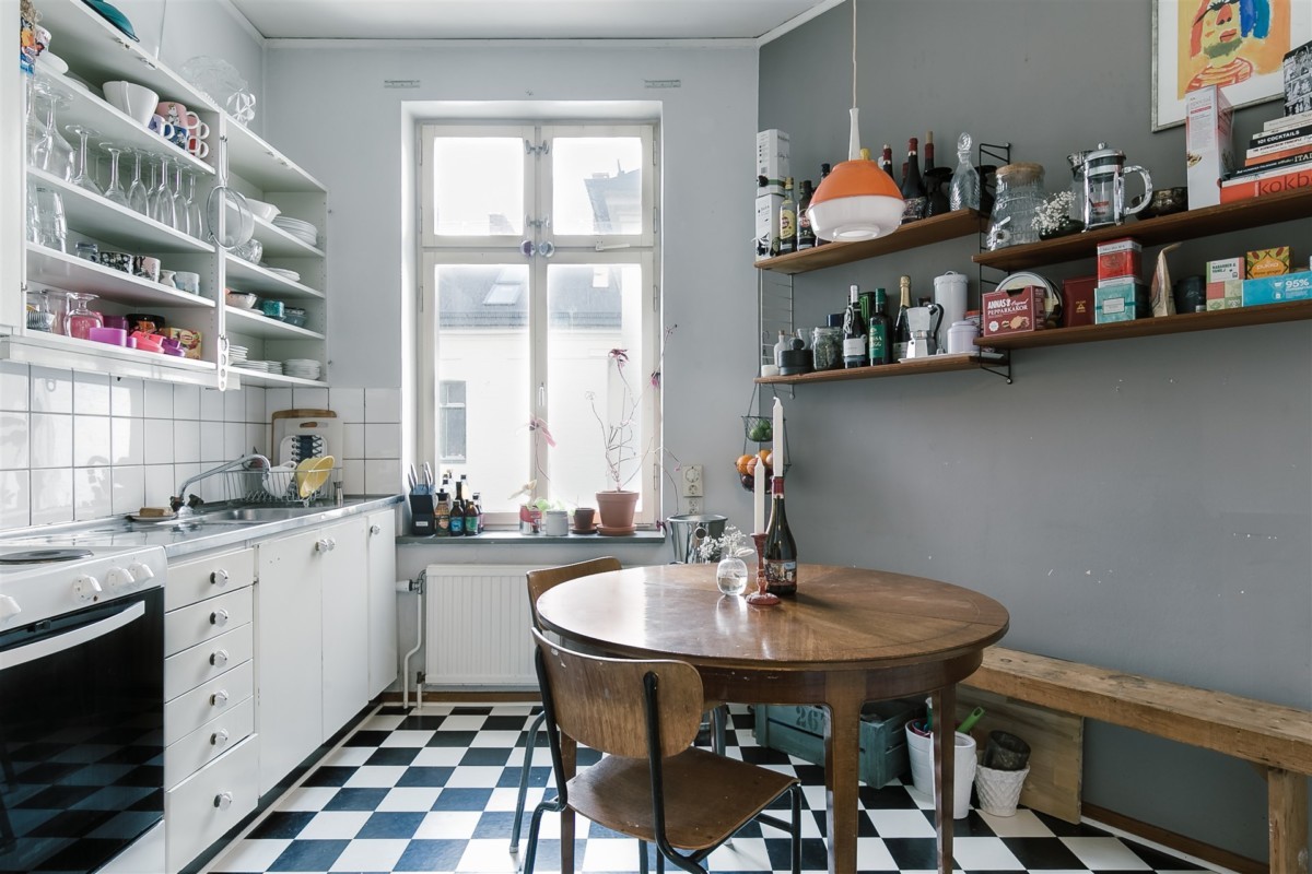 suelo de damero scandinavian kitchen vintage scandinavian apartment scandi kitchen reformar sin obras piso viejo decoración old kitchen muebles vintage muebles de cocina antiguos decoración vintage cocina vieja charming vintage kitchen 